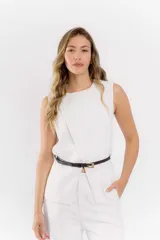 Conjunto blanco compuesto por un top sin mangas con diseño cruzado en el frente y un pantalón de vestir de corte recto. Incluye cinturón fino negro con hebilla dorada.