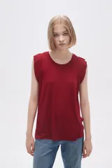 Remera negra de viscosa con cuello redondo y mangas cortas con volados.