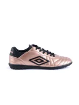 Championes de fútbol Umbro Touch TF color dorado con detalles en negro, capellada de PU, forro de poliéster, suela de caucho y plantilla de poliéster.