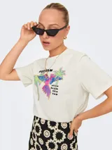 Camiseta color crudo con estampado de palmeras y un loro.