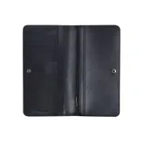 Billetera larga de cuero Saffiano color negro con logo J Marc tono sobre tono en el frente. El interior incluye tres bolsillos, un bolsillo interno con cremallera para monedas y siete ranuras para tarjetas. La cartera se cierra a presión.