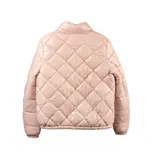 Campera puffer color nude, con cuello redondo y cierre frontal. Diseño acolchado con costuras a tono y dos bolsillos laterales con cierre.