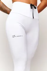 Calza deportiva negra de tiro alto con cordón ajustable en la cintura y logo estampado en la pierna.