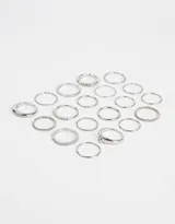 Set de 20 anillos dorados de diferentes formas y texturas.