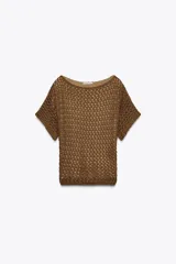 Top marrón de tejido crochet con cuello barco y manga corta.