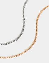 Set de dos collares cortos con cadena de eslabones cuadrados, uno plateado y otro dorado.