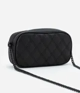 Bolso bandolera pequeño de cuero sintético negro con costuras formando rombos y asa larga de cadena.