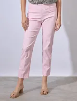 Pantalón recto en gabardina elastizada, con pretina ancha y faja interna modeladora, de la marca Zac & Rachel.
