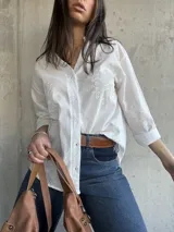 Camisa blanca de manga 3/4 con bordado floral.