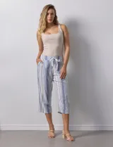 Pantalón capri de lino estampado marca Dash, con pretina ancha elastizada y bolsillos inclinados en la parte delantera.