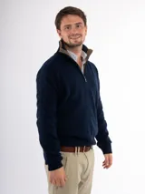 Sweater de lana color beige con cuello alto con cierre de cremallera.