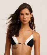 Top de bikini triangular fruncido con recortes tricolores en el busto, breteles ajustables, copa desmontable y lazo en la espalda.