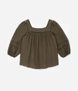 Blusa verde militar de viscosa con escote cuadrado y mangas 3/4 abullonadas con elástico en los puños. Presenta inserciones en el escote y en las mangas.