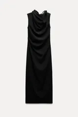 Vestido midi negro de cuello fluido y sin mangas. Detalle de tejido drapeado. Zara Woman Collection.