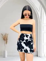 Conjunto de top bandeau y minifalda color negro.