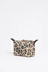 Neceser pequeño de nylon con estampado animal print, cierre de cremallera y tirador de piel.