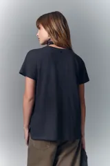 Remera negra de algodón con calce fit y estampa esotérica al agua con detalles en foil.