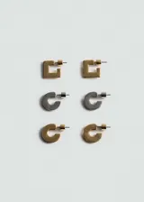 Set de tres pares de aros metálicos: un par cuadrado dorado, un par en forma de C plateado y un par en forma de C dorado.