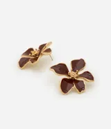 Par de aros de botón con forma de flor color marrón con centro dorado.