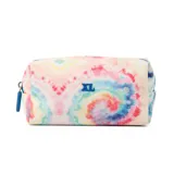 Neceser rectangular con estampado tie-dye multicolor, cierre superior con cremallera azul y tirador de goma a tono.