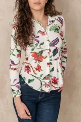 Camisa de manga larga con estampado floral en tonos vibrantes.
