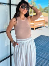 Musculosa color beige de tejido de punto acanalado, con cuello redondo y sisas amplias.