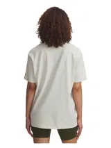 Remera Under Armour holgada de color blanco hueso con logo "Under Armour" estampado en el frente.