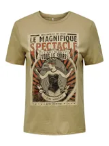 Remera color arena con estampa de estilo vintage con la frase 'Le Magnifique Spectacle' y la imagen de una bailarina de cabaret.