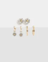 Set de tres pares de aros para mujer. Incluye un par de aros pasantes con forma de flor, un par de argollas con dije de flor y un par de argollas lisas.