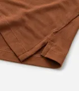 Blusa plus size de crepé azul marino, con escote en V, mangas cortas con detalle de punto y flecos en los laterales de los puños.