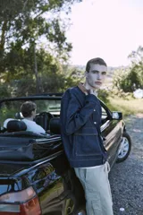 Campera de denim azul oscuro con cuello clásico marrón, cierre frontal con botones metálicos, bolsillos delanteros con solapa y puños con botones. Confeccionada en tejido denim resistente con estructura de sarga.