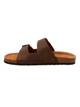 Sandalia de cuero color chocolate con doble hebilla ajustable y suela de goma.