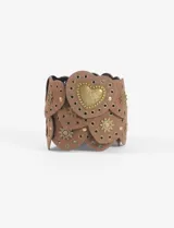 Cinturón marrón de cuero vegano con apliques en forma de corazón y tachas metálicas.
