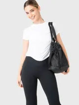 Remera blanca de manga corta con costura frontal.