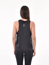 Musculosa gris de corte holgado con sisas amplias.