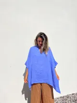 Poncho remera celeste de lino, con cuello en V y mangas cortas amplias.