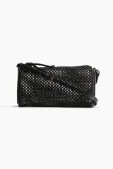 Cartera bandolera chica de rafia trenzada color negro, con forro interior, cierre superior y correa ajustable de cuero sintético.