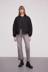 Campera tipo bomber negra, con diseño acolchado y cierre frontal.