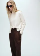 Jersey negro de punto fino con cuello alto, diseño oversize y manga larga.