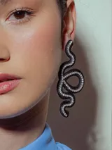 Aros colgantes con forma de serpiente azul contorneada con strass plateado.