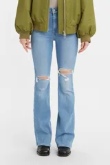 Jean acampanado de tiro alto color celeste claro con roturas en las rodillas.