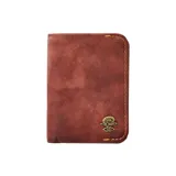 Billetera marrón de cuero con protección RFID contra escaneos no autorizados y diseño delgado.