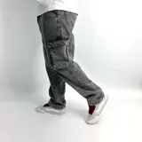 Pantalón jean gris con efecto lavado, corte recto y bolsillos cargo laterales.