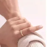 Set de dos anillos dorados de acero quirúrgico, entrelazados.