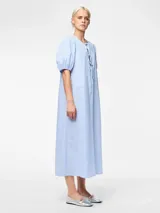Vestido midi celeste a rayas verticales blancas, con mangas cortas abullonadas y escote redondo con lazos.