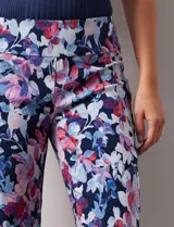 Pantalón capri de gabardina elastizada estampada, marca Zac & Rachel. Con pretina ancha elastizada.
