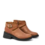 Bota corta de cuero color marrón con cierre lateral, suela de goma negra y hebilla decorativa.