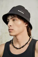 Piluso de nylon negro con logo en el frente, diseño liviano y cómodo.