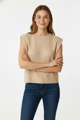 Remera manga corta color beige, de poliéster y lurex, corte holgado y cuello a la base.