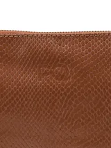 Cartera bandolera color marrón con textura símil piel de serpiente. Tiene correa larga regulable, cierre superior con cremallera y forro interior textil.